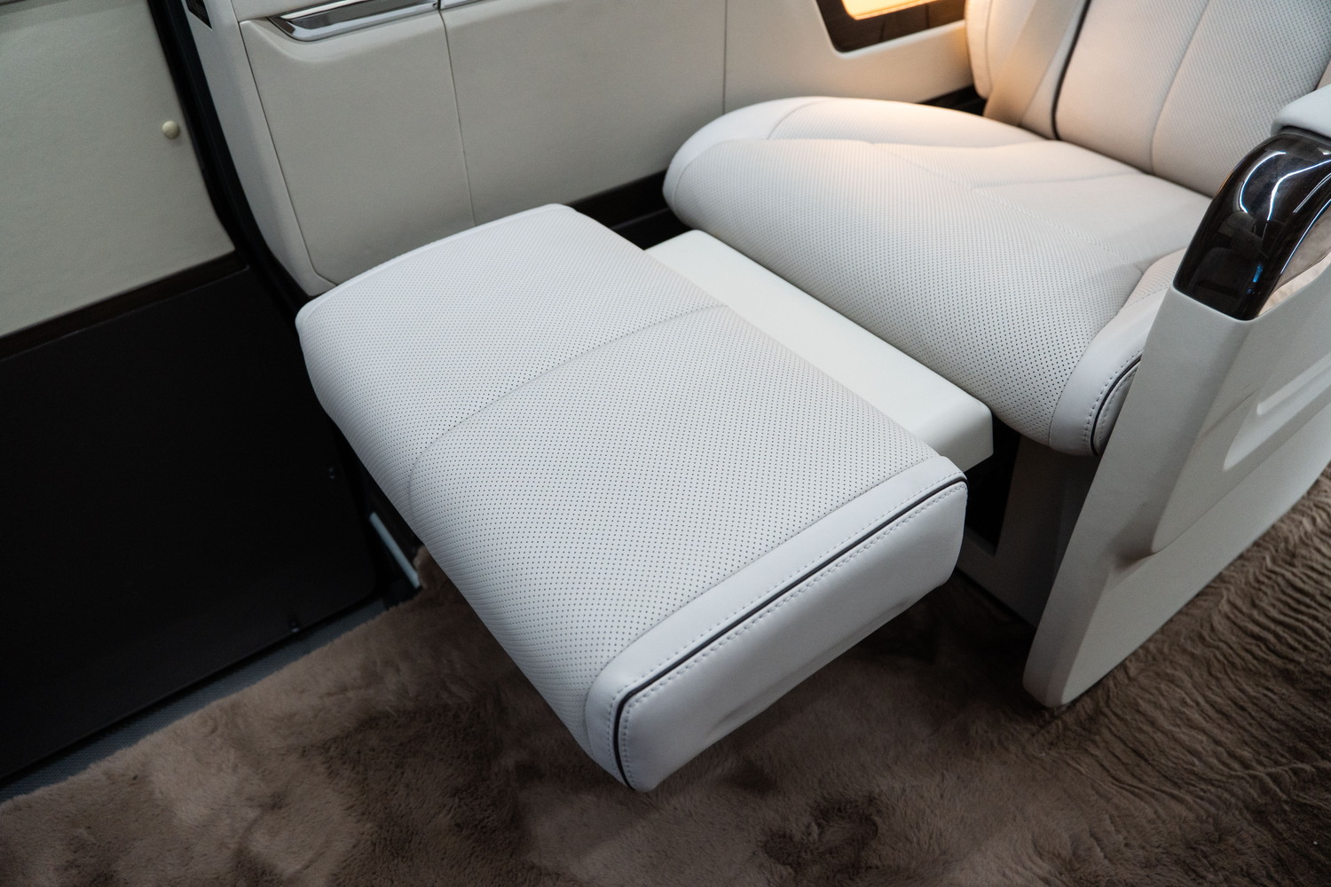 Mercedes-Benz Sprinter Luxury VIP JetVan mit privatem WC von KLASSEN