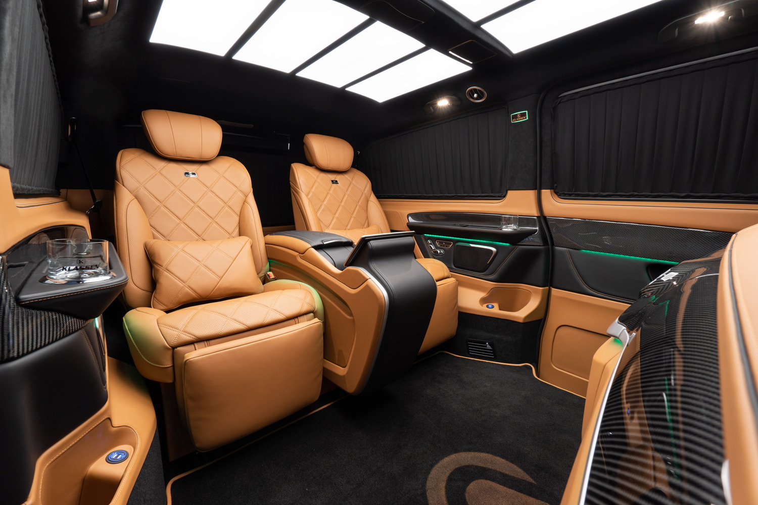 Im First-Class Fond der neuen Mercedes-Benz V-Klasse will man die Passagiere so komfortabel reisen lassen, wie im Privatjet. Dabei stellt vor allen die Business-Mittelkonsole funktional einen Gewinn für die Fondpassagiere dar.