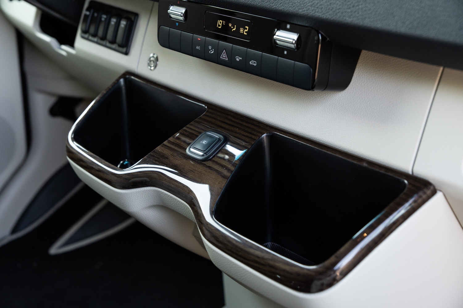 Mercedes-Benz Sprinter Luxury VIP JetVan mit privatem WC von KLASSEN