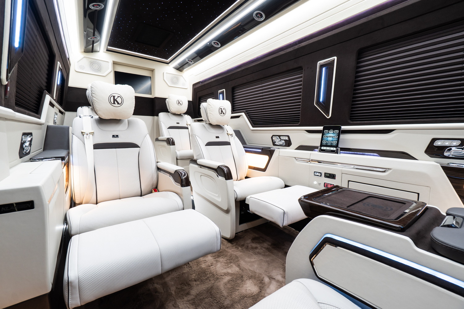 Mercedes-Benz Sprinter Luxury VIP JetVan mit privatem WC von KLASSEN