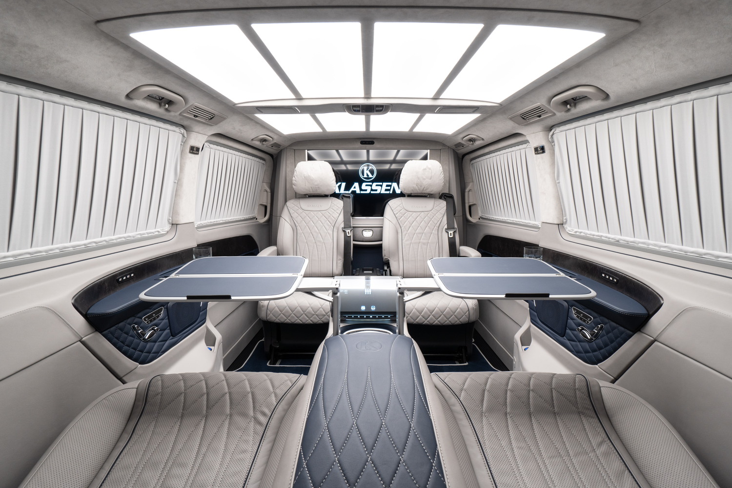 Schon Kanzler, Präsidenten und Superstars schätzten den Luxus und die Sicherheit an Bord des superlangen Mercedes V-Klasse.