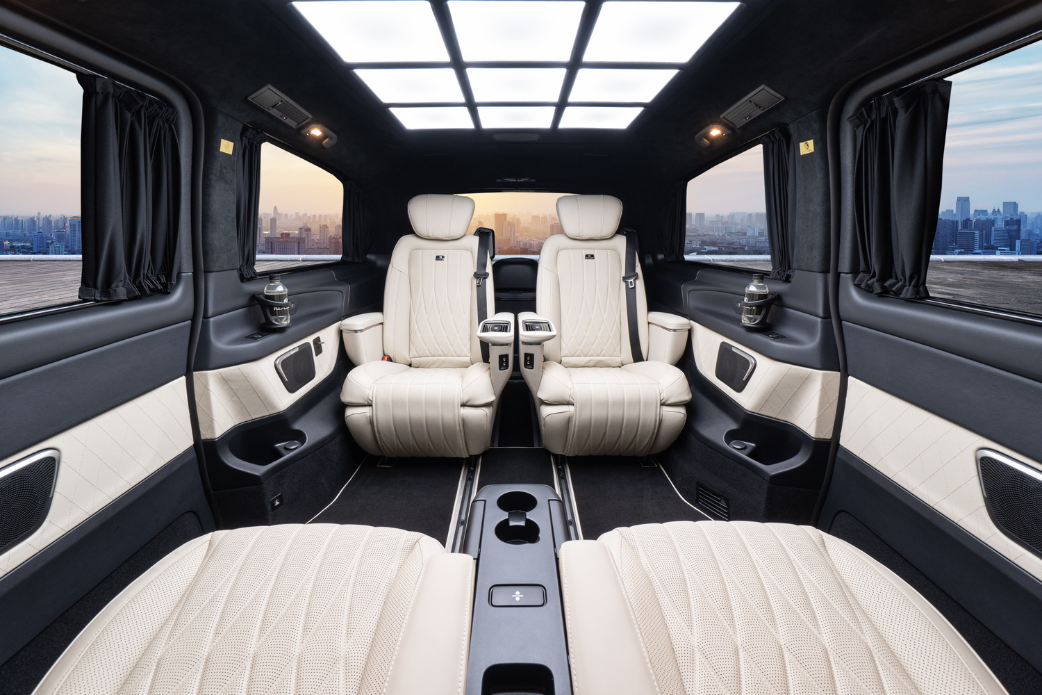 Mercedes-Benz V-Klasse - Ein Hingucker auf den ersten Blick. Mehr als nur ein Fahrzeug mit Funktion und schöner Ausstattung. Hier erwartet Sie die Erste Klasse in Sachen Interior Design.