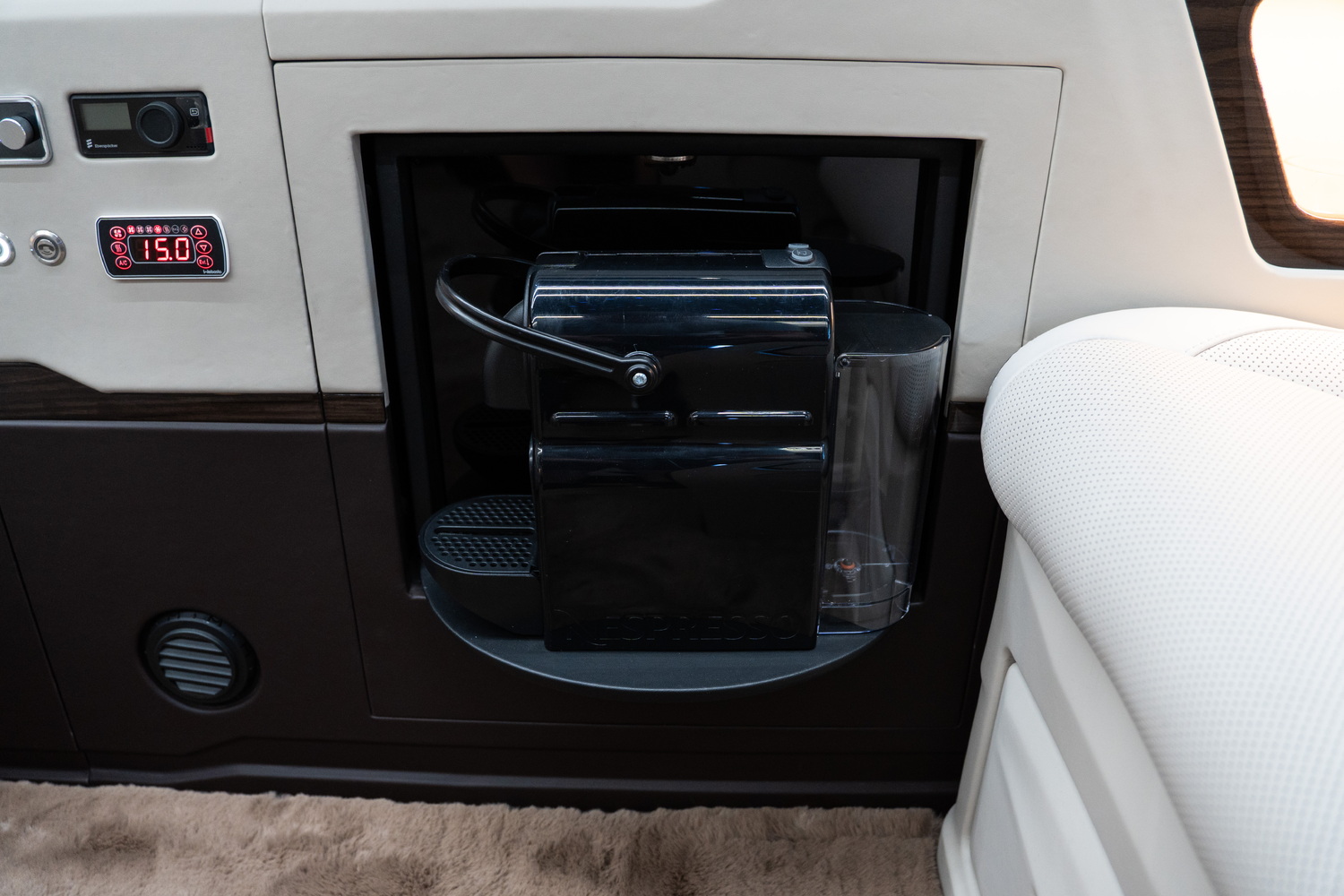 Mercedes-Benz Sprinter Luxury VIP JetVan mit privatem WC von KLASSEN