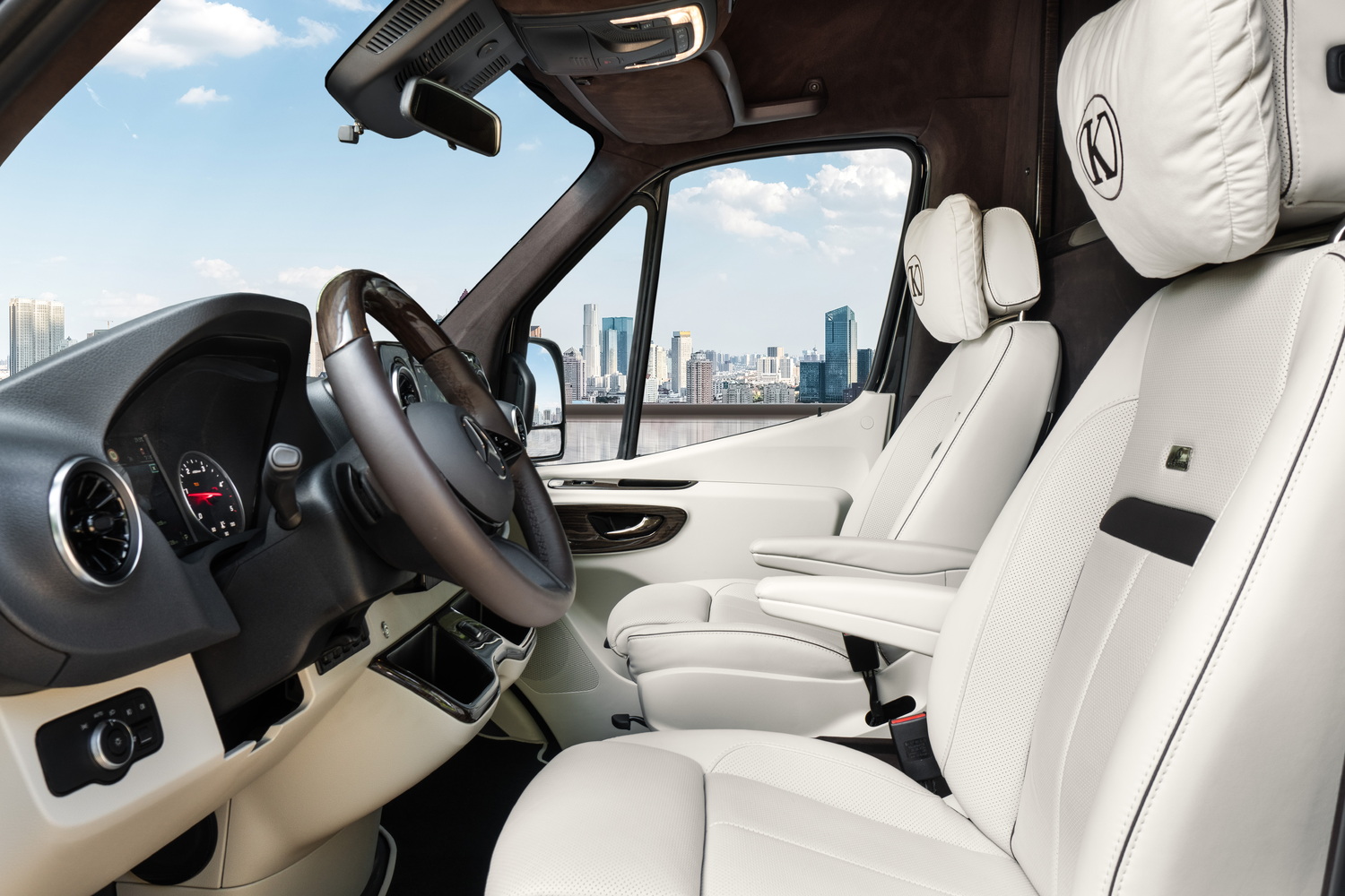 Mercedes-Benz Sprinter Luxury VIP JetVan mit privatem WC von KLASSEN