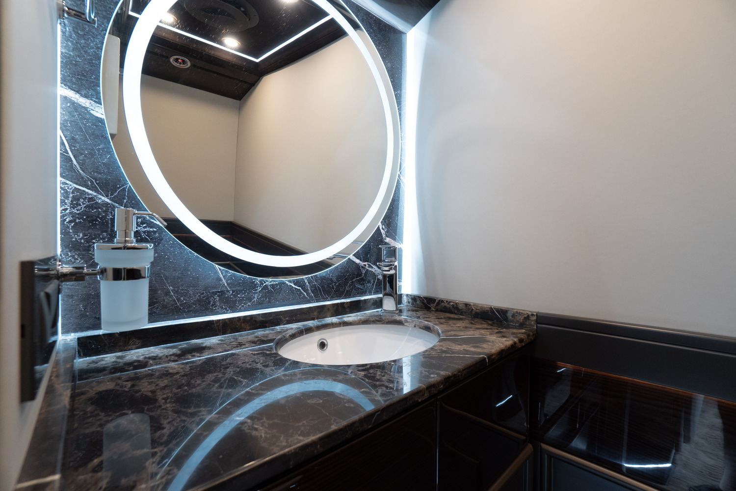Mercedes-Benz Sprinter Luxury VIP JetVan mit privatem WC von KLASSEN