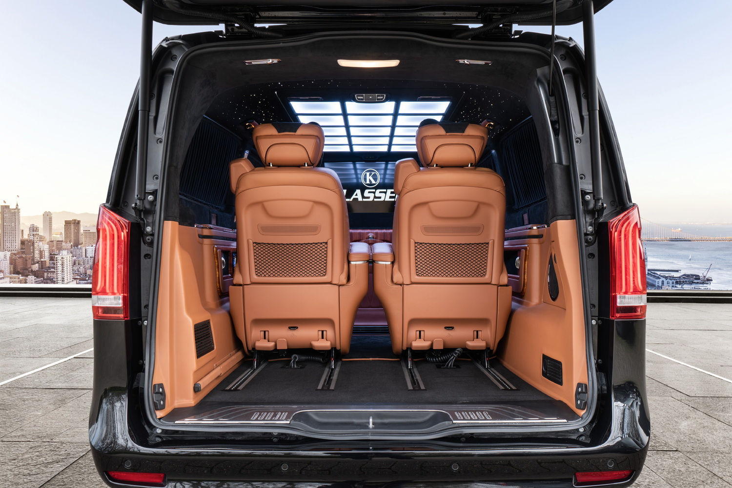 Our Mercedes-Benz V-Class offers plenty of space to work and switch off. Comfort, safety and productivity. Find out now!
