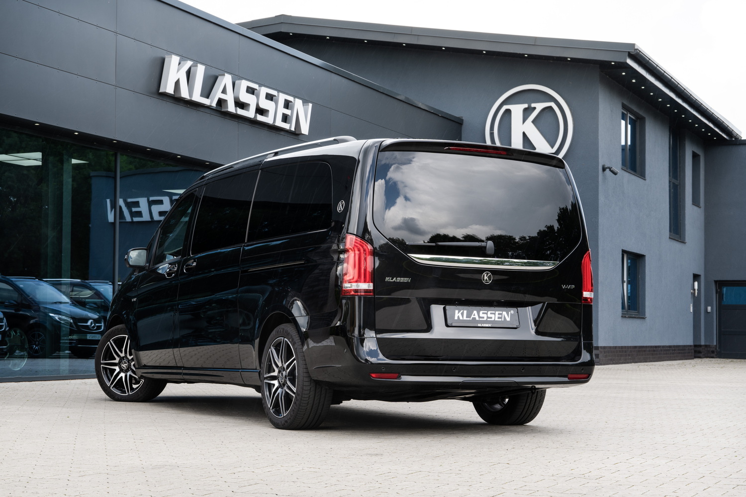 The performance of the V-Class has also been upgraded: by optimising the series standard control device, KLASSEN has unlocked the 250 D unit (series: 140kW/440Nm) to provide a mighty 39 kW extra as well enhanced torque of 500 Nm. Thanks to its extra power, the top speed has been increased by 11 km/h to 210 km/h.