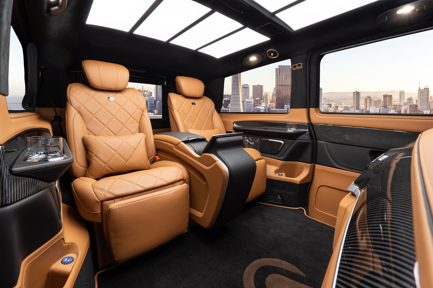 Die Mercedes-Benz V-Klasse vereint eine breite Auswahl edelster Materialien mit feinen Oberflächen sowie diverse Sitzvarianten zur individuellen Konfiguration. Hinzu kommt die Inszenierung von innovativer Technik und hochauflösenden Bildschirmen als Bedien- und Anzeigekonzept sowie für Arbeit und Infotainment.