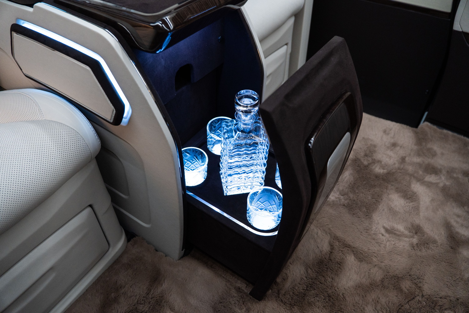 Mercedes-Benz Sprinter Luxury VIP JetVan mit privatem WC von KLASSEN